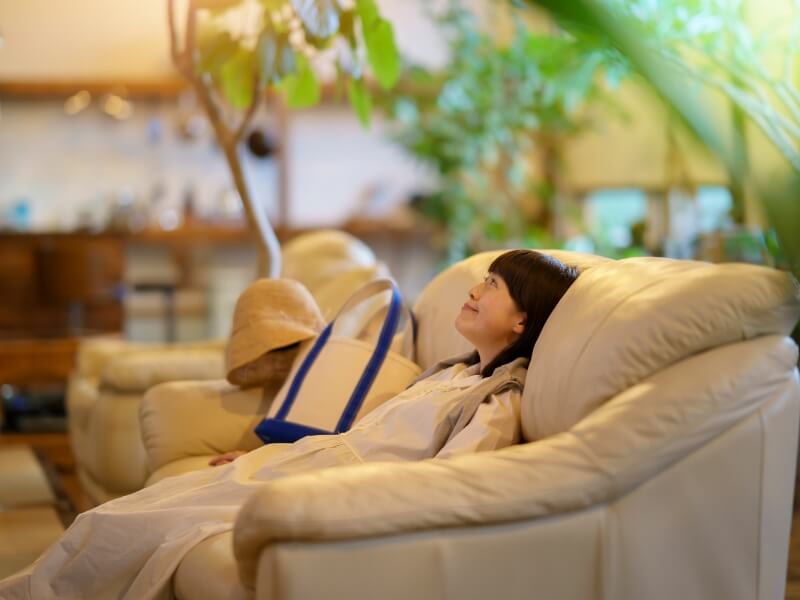 ホテルのロビーでくつろぐ様子